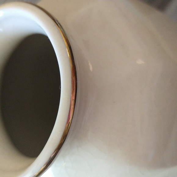 Imperial Japan Vintage Porcelain Vase with peacock design and gold trimmed - Picture 6 of 7